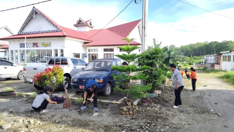 Dinas Kependudukan dan Pencatatan Sipil (Dukcapil) Kabupaten Dairi melaksanakan kebersihan dilingkungan sekitar kantor.(ist)