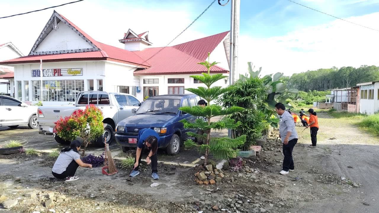 Dinas Kependudukan dan Pencatatan Sipil (Dukcapil) Kabupaten Dairi melaksanakan kebersihan dilingkungan sekitar kantor.(ist)
