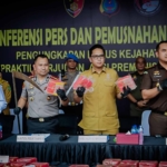 Konferensi pers dan pemusnahan barang bukti di Lapangan Polrestabes Medan, Senin (13/4/2026).(son)