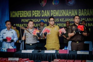 Konferensi pers dan pemusnahan barang bukti di Lapangan Polrestabes Medan, Senin (13/4/2026).(son)