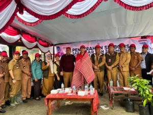 Mercy Corps Indonesia (MCI) melalui program ROOTS (Resilience Oriented Solutions for Thriving Smallholders menanam pohon pelindung dan pembuatan sarana air minum di Dusun IV, Desa Parbuluan IV.(ist)