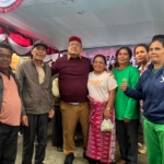 Bupati Dairi Vickner Sinaga berfoto bersama warga Desa Parbuluan IV.(iwan)