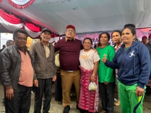 Bupati Dairi Vickner Sinaga berfoto bersama warga Desa Parbuluan IV.(iwan)