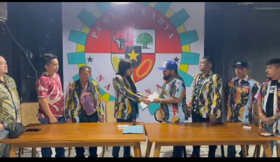 Penyerahan SK Kepengurusan DPD II PKN Karo.(ist)