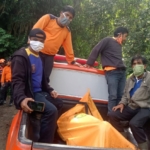 tim gabungan mengevakuasi Robet Sinamo (50), dalam kondisi meninggal dunia di kawasan Air Terjun Lae Une.(ist)