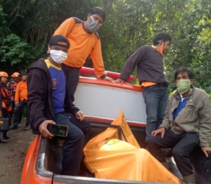 tim gabungan mengevakuasi Robet Sinamo (50), dalam kondisi meninggal dunia di kawasan Air Terjun Lae Une.(ist)