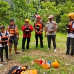 Tim SAR melakukan pencarian Pasangan Suami istri yang menjadi korban kecelakaan tunggal di Dusun Lae Ikan, Kabupaten Pakpak Bharat.(ist)