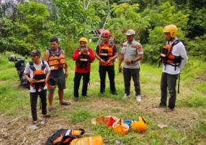 Tim SAR melakukan pencarian Pasangan Suami istri yang menjadi korban kecelakaan tunggal di Dusun Lae Ikan, Kabupaten Pakpak Bharat.(ist)