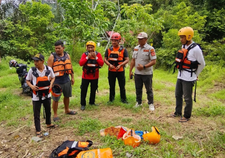 Tim SAR melakukan pencarian Pasangan Suami istri yang menjadi korban kecelakaan tunggal di Dusun Lae Ikan, Kabupaten Pakpak Bharat.(ist)