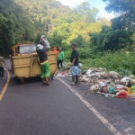 Petugas kebersihan Dairi dan Pakpak Bharat melakukan pembersihan sampah di perbatasan Dairi Pakpak Bharat.(ist)