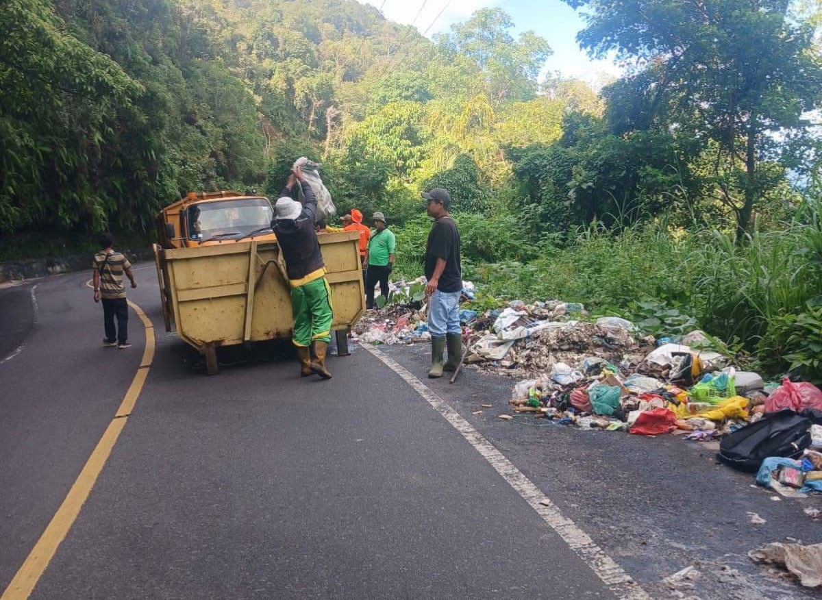 Petugas kebersihan Dairi dan Pakpak Bharat melakukan pembersihan sampah di perbatasan Dairi Pakpak Bharat.(ist)