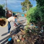 Warga Sumbul Gotong royong membersihkan parit.(ist)