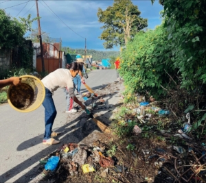 Warga Sumbul Gotong royong membersihkan parit.(ist)