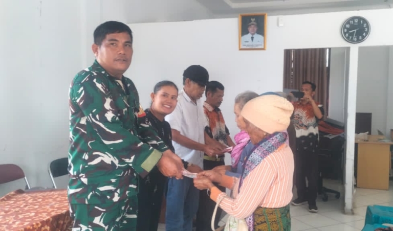 Penyaluran Bantuan Langsung Tunai Dana Desa (BLT-DD) kepada Warga.(ist)