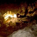 Alat berat berdihakan material longsor dijalan lintas nasional menuju Tele, tepatnya di Pangiringan, Desa Parbuluan V, Kecamatan Parbuluan.(ist)