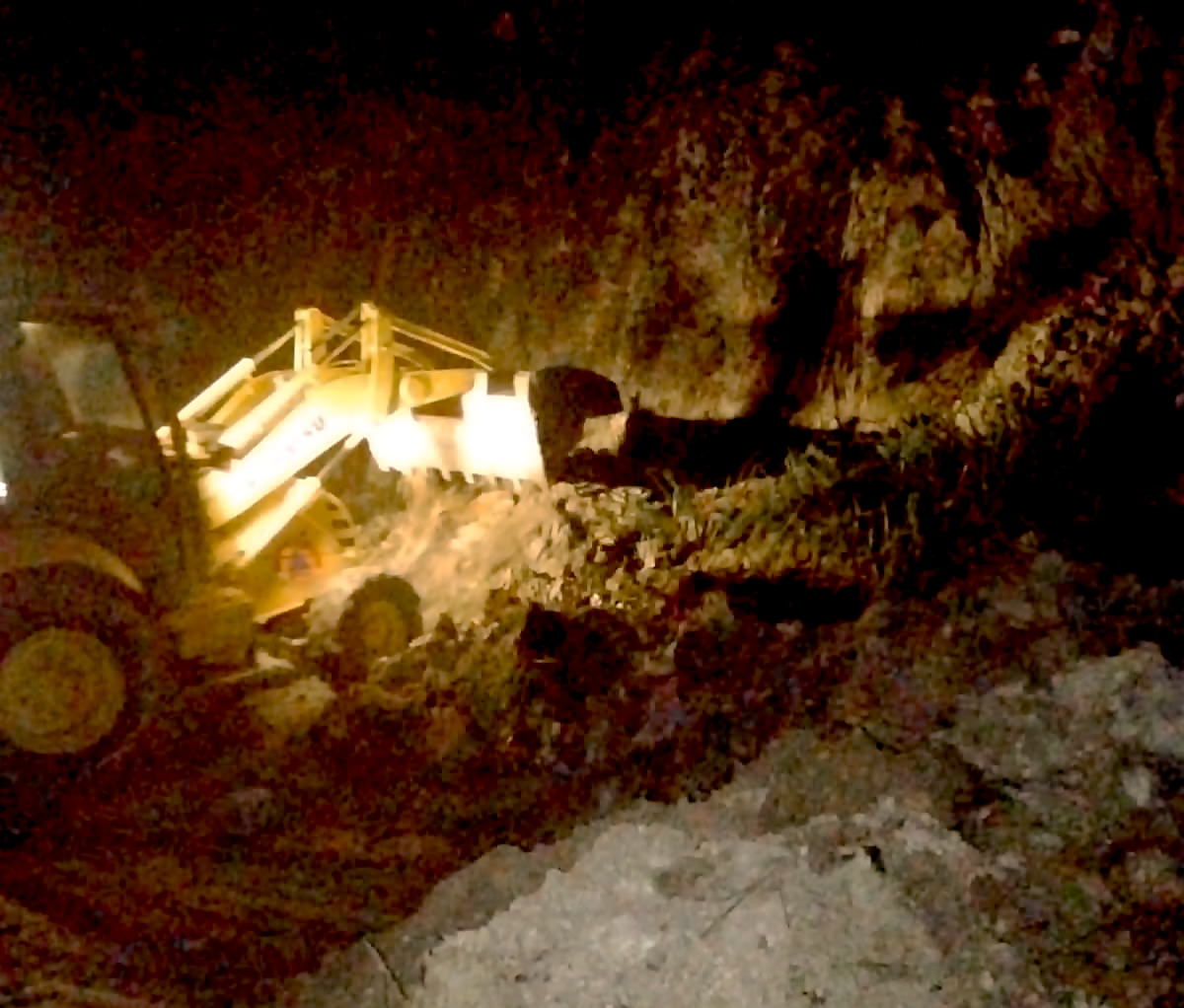 Alat berat berdihakan material longsor dijalan lintas nasional menuju Tele, tepatnya di Pangiringan, Desa Parbuluan V, Kecamatan Parbuluan.(ist)