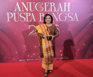 Ketua TP PKK Kabupaten Dairi ny. Lintong Rita Puspita Vickner Sinaga saat menerima penghargaan Anugerah Puspa Bangsa 2026 kategori Puspa Cita dari KompasTV.(ist)