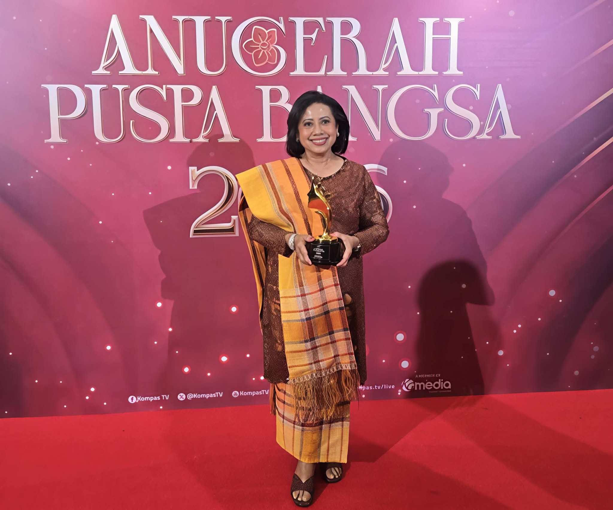 Ketua TP PKK Kabupaten Dairi ny. Lintong Rita Puspita Vickner Sinaga saat menerima penghargaan Anugerah Puspa Bangsa 2026 kategori Puspa Cita dari KompasTV.(ist)
