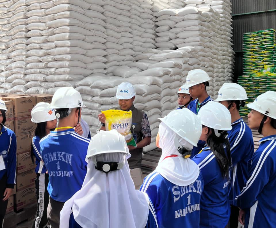 Perum Bulog Kantor Cabang Karo Berikan Edukasi Kepada Pelajar SMK Negeri 1 Kabanjahe.(ist)