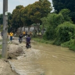 Kondisi Jalan rusak dan tergenang di Dusun Parimbalang, Desa Bukit Lau Kersik, Kecamatan Gunung Sitember.(ist)