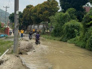 Kondisi Jalan rusak dan tergenang di Dusun Parimbalang, Desa Bukit Lau Kersik, Kecamatan Gunung Sitember.(ist)