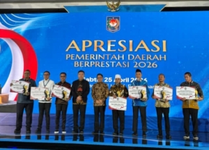 Bupati Dairi, Vickner Sinaga, menerima penghargaan ajang Apresiasi Pemerintah Daerah Berprestasi 2026.(ist)