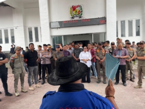 Serikat Buruh Sejahtera Indonesia (SBSI) dan Partai Buruh Exco Karo menggelar aksi Aksi di Kantor DPRD Karo.(ist)