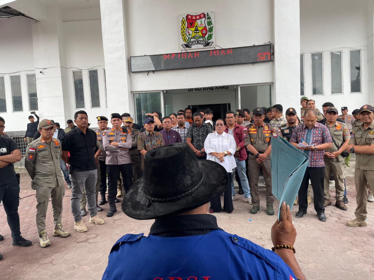 Serikat Buruh Sejahtera Indonesia (SBSI) dan Partai Buruh Exco Karo menggelar aksi Aksi di Kantor DPRD Karo.(ist)