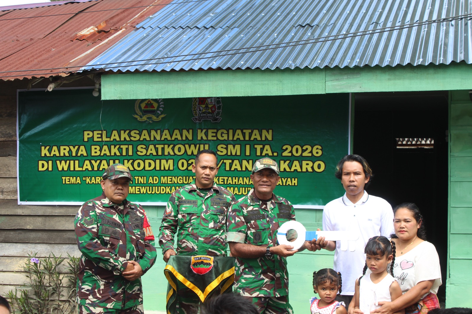 Program Bedah Rumah, TNI AD bersinergi dengan pemerintah daerah untuk merenovasi hunian warga kurang mampu agar menjadi rumah yang layak huni.(ist)
