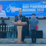 Bupati Dairi Vickner Sinaga saat Irup upacara di SMP Negeri 4 Sidikalang.(ist)