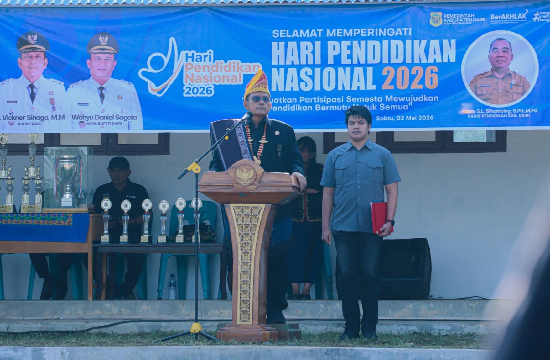 Bupati Dairi Vickner Sinaga saat Irup upacara di SMP Negeri 4 Sidikalang.(ist)