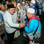 Wali Kota Pematangsiantar Wesly Silalahi menyambut kepulangan 110 Jamaah haji.(ist)