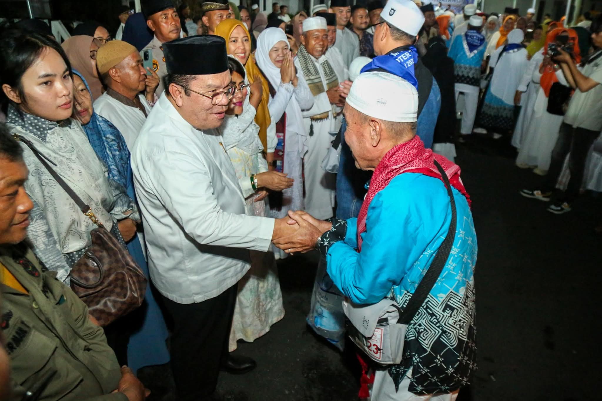 Wali Kota Pematangsiantar Wesly Silalahi menyambut kepulangan 110 Jamaah haji.(ist)