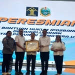 Menteri Hukum R.I menyerahkan piagam penghargaan kepada Pemerintah Kabupaten (Pemkab) Dairi karena berhasil membentuk Posbankum.(ist)