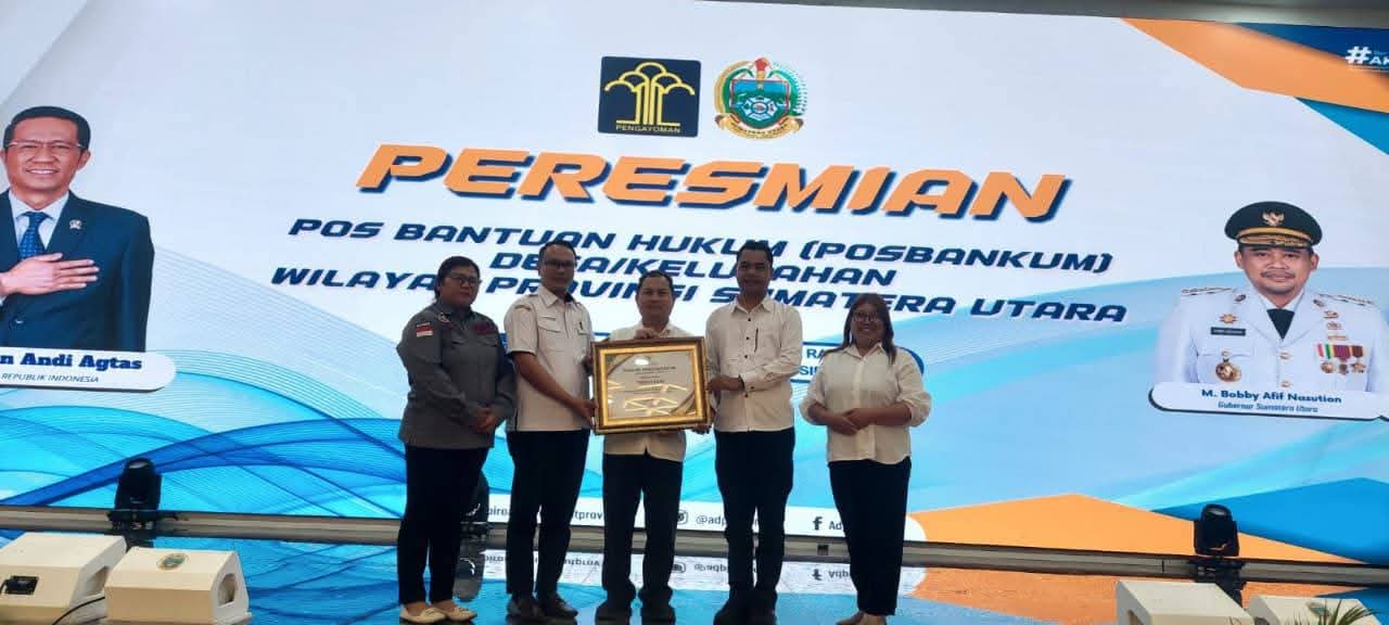 Menteri Hukum R.I menyerahkan piagam penghargaan kepada Pemerintah Kabupaten (Pemkab) Dairi karena berhasil membentuk Posbankum.(ist)