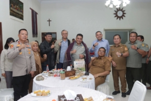 Bupati Dairi Vickner Sinaga dan Wakil Bupati Wahyu Daniel Sagala menerima kunjungan Direktur Tanaman Semusim dan Tahunan di Direktorat Jenderal Perkebunan, Kementerian Pertanian Republik Indonesia.(ist)