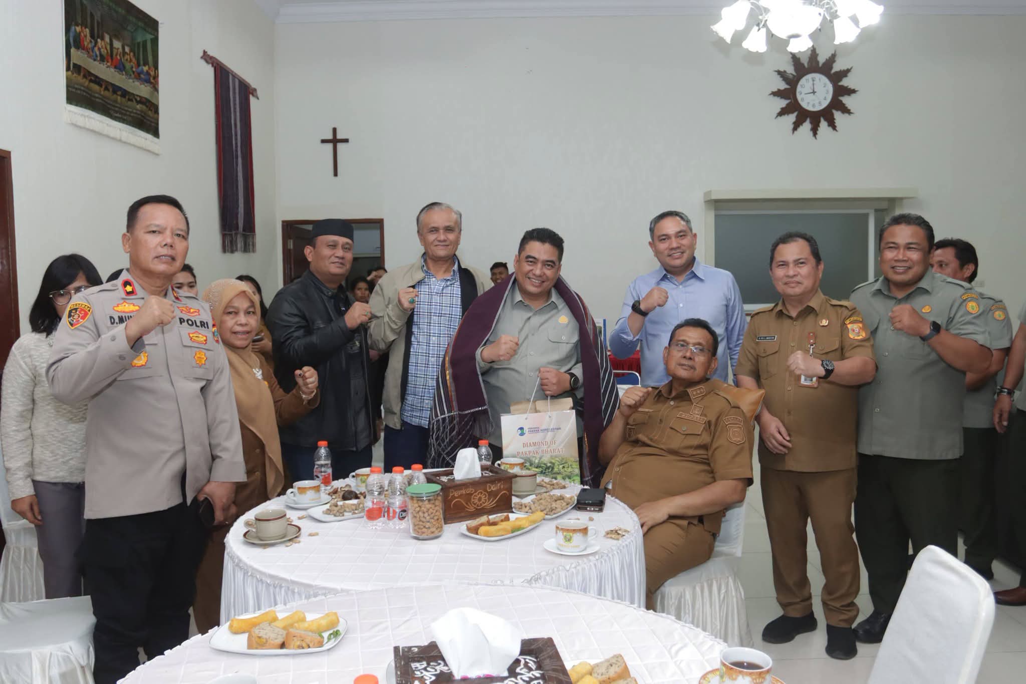Bupati Dairi Vickner Sinaga dan Wakil Bupati Wahyu Daniel Sagala menerima kunjungan Direktur Tanaman Semusim dan Tahunan di Direktorat Jenderal Perkebunan, Kementerian Pertanian Republik Indonesia.(ist)