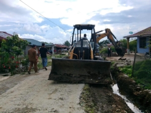 Budayakan Gotong royong, Pemkab Dairi bersama Warga Sumbul Perbaiki Infrastruktur Desa