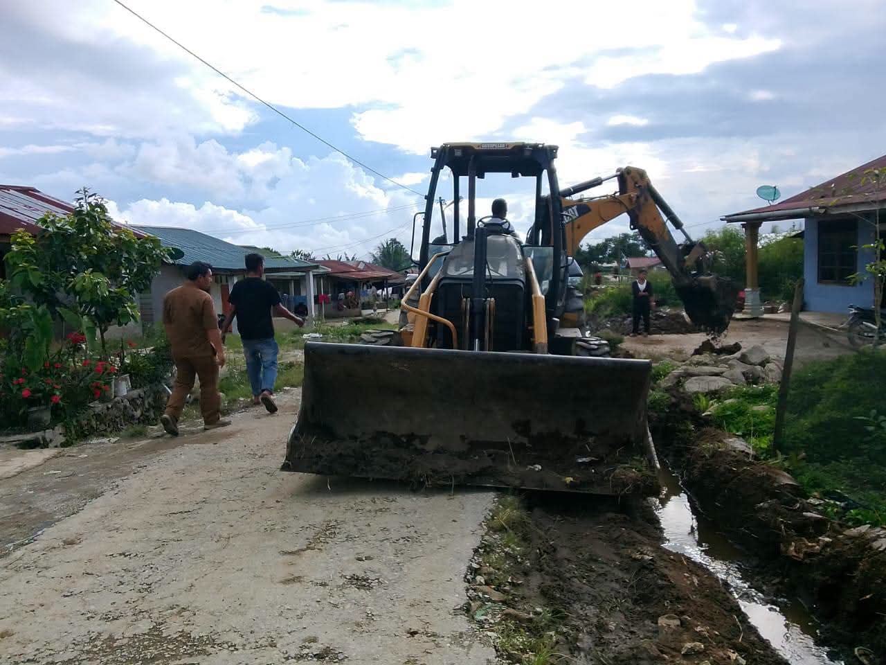 Budayakan Gotong royong, Pemkab Dairi bersama Warga Sumbul Perbaiki Infrastruktur Desa