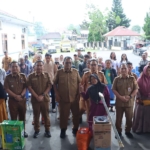Bupati Dairi Vickner Sinaga menyalurkan bantuan atensi dari Kementerian Sosial RI UPT Sentra Insyaf Medan kepada kluster penyandang disabilitas.(ist)