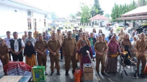 Bupati Dairi Vickner Sinaga menyalurkan bantuan atensi dari Kementerian Sosial RI UPT Sentra Insyaf Medan kepada kluster penyandang disabilitas.(ist)