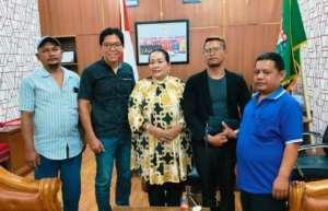 Perwakilan Aliansi Petani Bunga, Kabupaten Karo mendatangi DPRD.(hen)