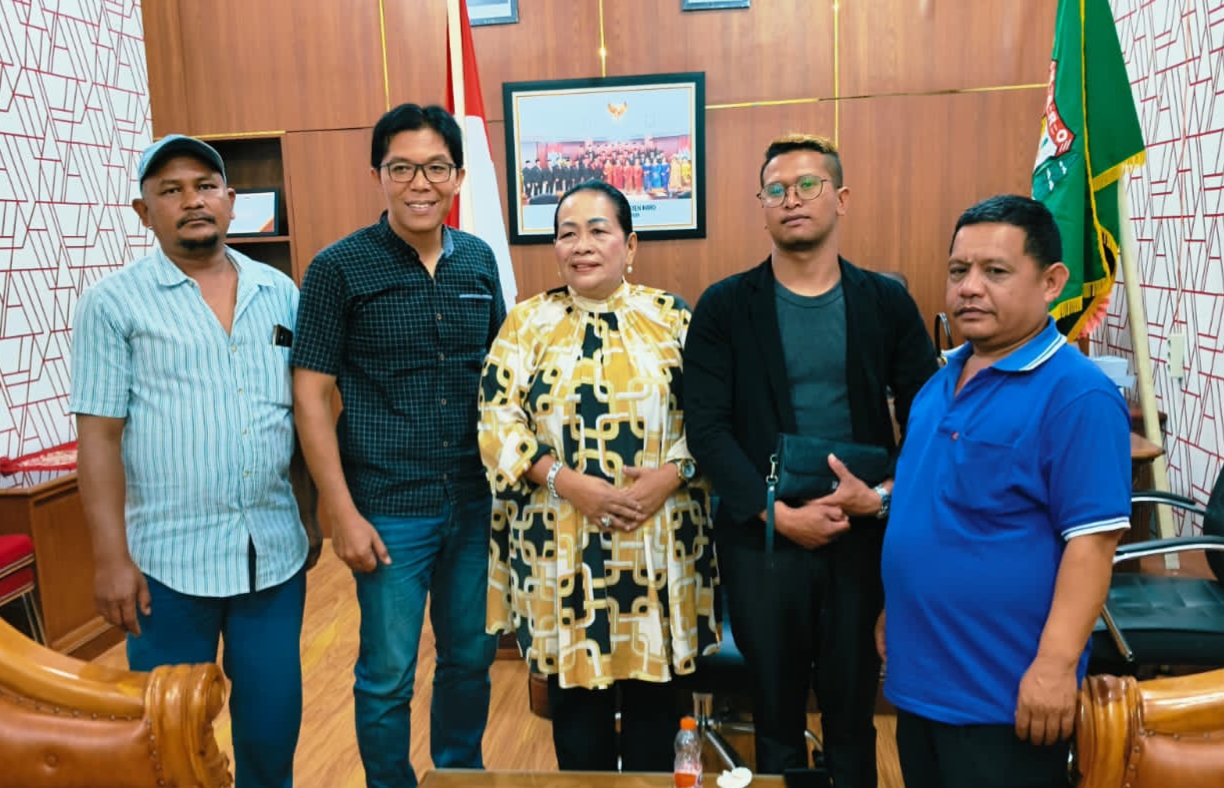 Perwakilan Aliansi Petani Bunga, Kabupaten Karo mendatangi DPRD.(hen)
