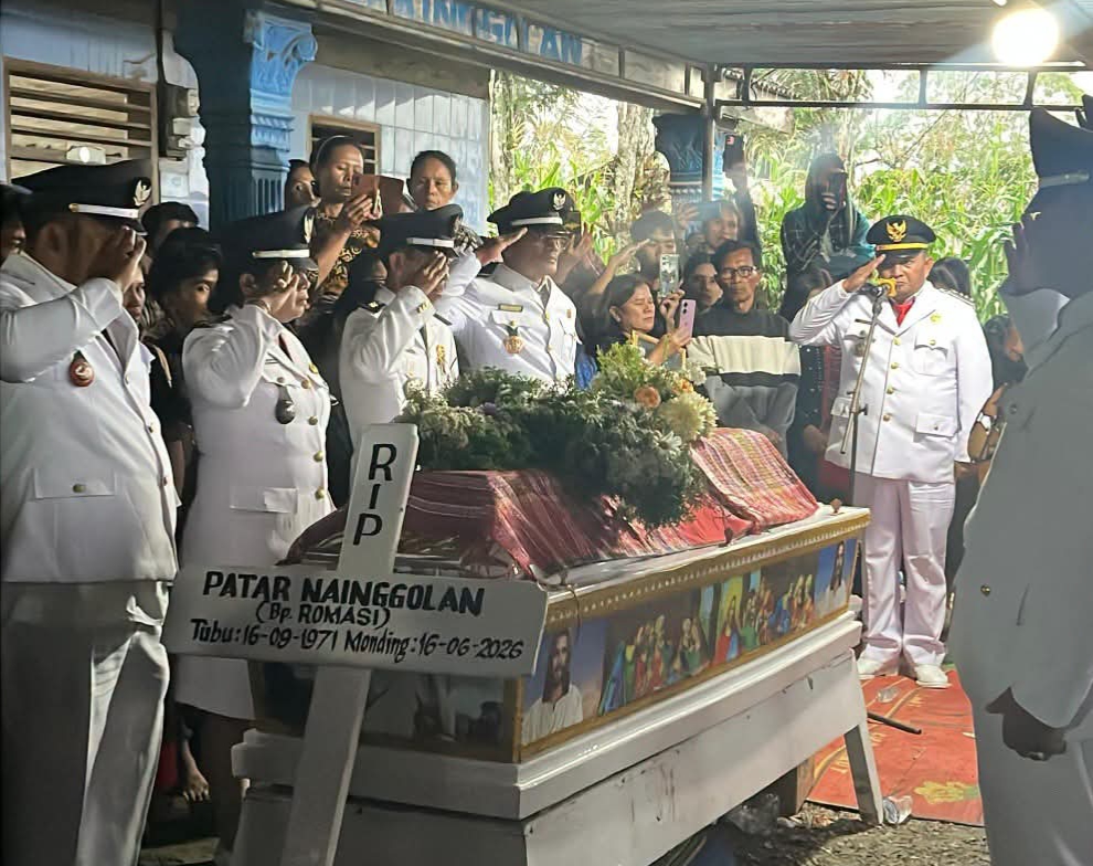 Upacara penghormatan terakhir kepada Kepala Desa Pegagan Julu III, Alm. Patar Nainggolan.(ist)