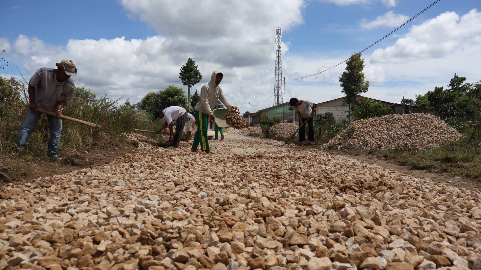 Pemeliharaan Jalan Kentara- Rumah Ijuk Link. 134 Kecamatan Laeparira, Jumat (3/7/2026).(ist)