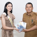 Bupati Dairi Vickner Sinaga (kanan) bersama Vioni Marta Marpaung (kiri) ynag terpilih dan dinobatkan menjadi Duta Lingkungan Hidup Putri Otonomi Indonesia (POI) 2026.(ist)