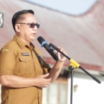 dr. Henry Manik memimpin apel gabungan Aparatur Sipil Negara (ASN) Pemkab Dairi yang digelar di halaman Kantor Bupati Dairi, Senin (6/7/2026).(ist)