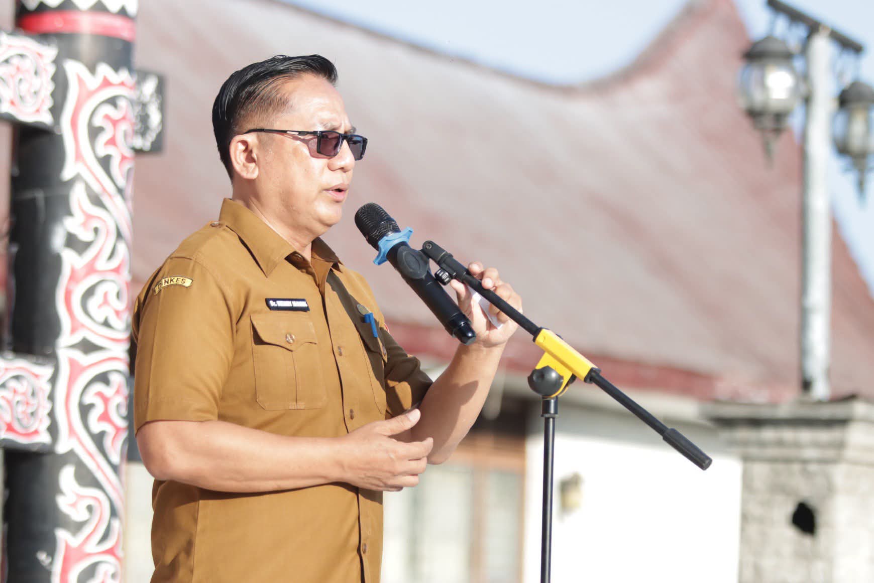 dr. Henry Manik memimpin apel gabungan Aparatur Sipil Negara (ASN) Pemkab Dairi yang digelar di halaman Kantor Bupati Dairi, Senin (6/7/2026).(ist)