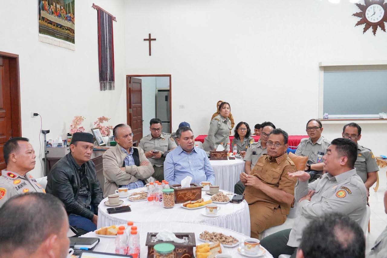Bupati Pakpak Bharat Franc Bernhard Tumanggor menghadiri Kunjungan Direktur Tanaman Semusim dan Tahunan Kementerian Pertanian RI, Dr. Abdul Roni Angkat di Sidikalang.(ist)