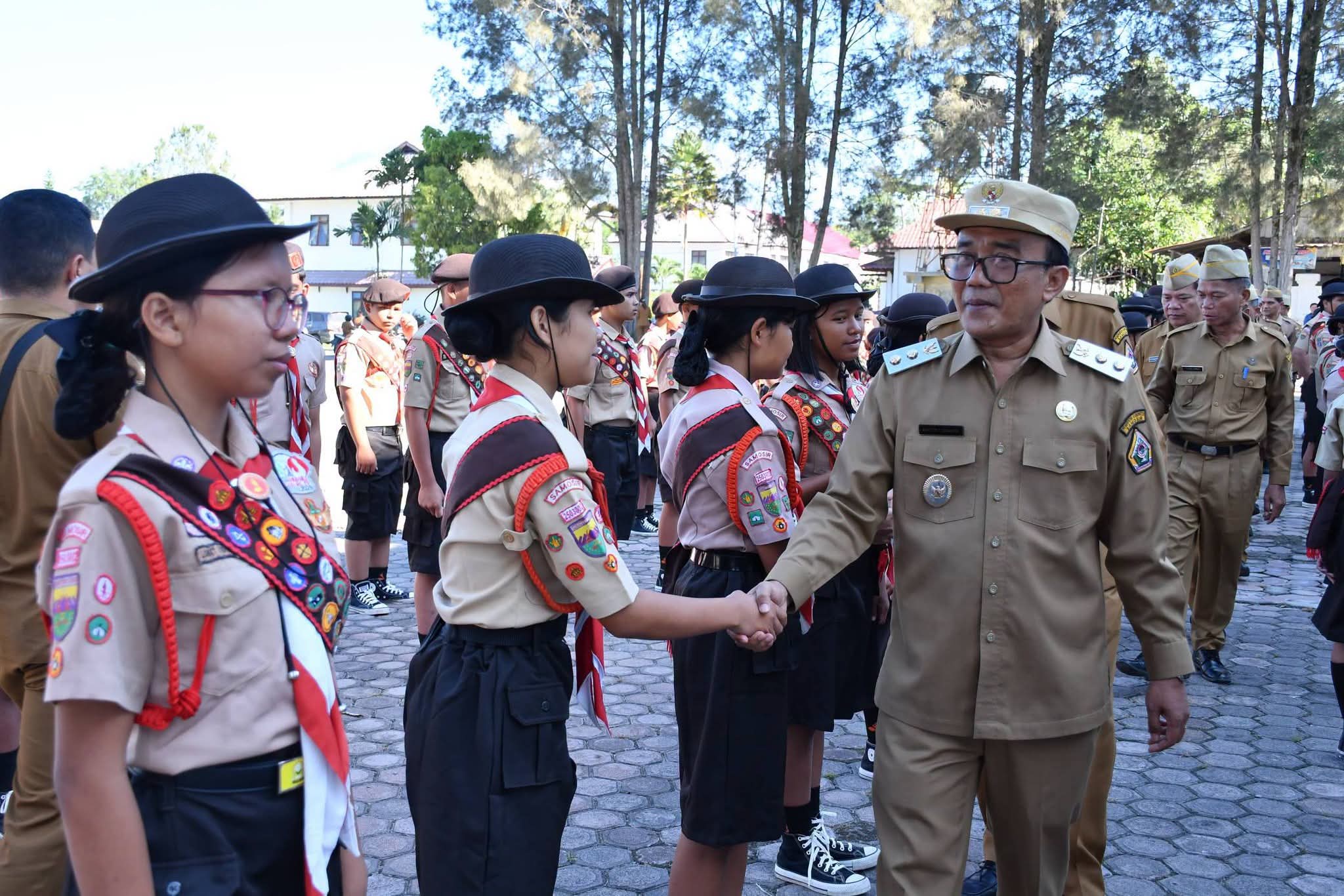 Melepas keberangkatan Kontingen Penggalang Kwartir Cabang (Kwarcab) Pramuka Kabupaten Samosir untuk mengikuti Jambore Daerah Pramuka Sumatera Utara XI.(ist)